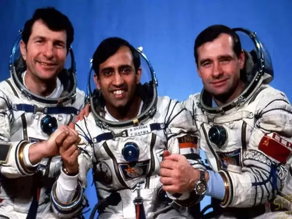 राकेश शर्मा: भारत के प्रथम अंतरिक्ष यात्री की पूरी कहानी और जीवनी (Rakesh Sharma Biography in Hindi) 1 राकेश शर्मा और उनके साथी | Rakesh Sharma